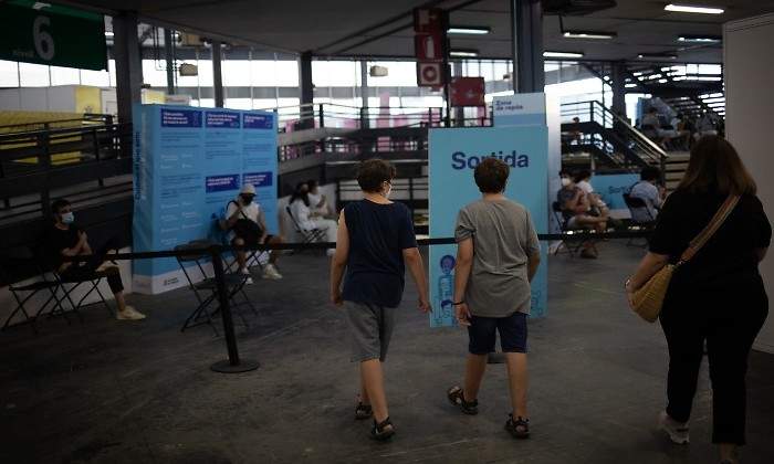 EuropaPress_3870556_dos_adolescentes_acuden_recibir_vacuna_contra_covid-19_recinto_montjuic.jpg