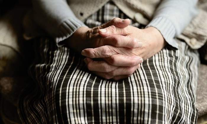 mujer-abuela-anciana-pensionista-pensiones-manos-pixabay-770x420.jpg