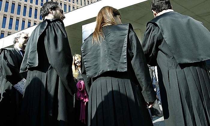 770-x-420-Abogados-con-sus-togas-en-la-calle.jpg