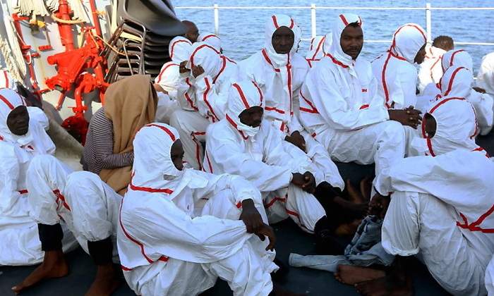 Inmigrantes en un barco
