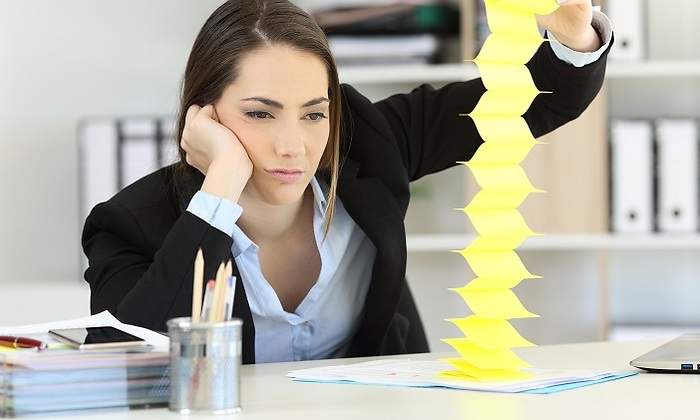 Una-persona-jugando-con-un-grupo-de-posit-iStock.jpg