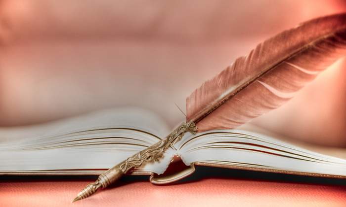 Imagen solemne de una pluma y un libro