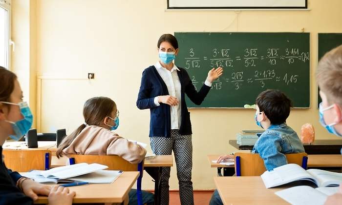 clase-finanzas-nios-mascarilla