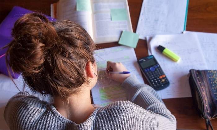 adolescente-estudiando.jpg