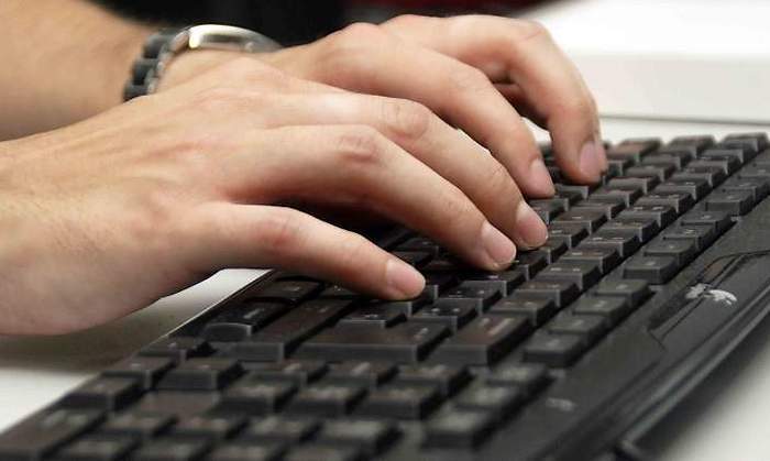 EuropaPress_3471887_usuario_utilizando_teclado_ordenador.jpg