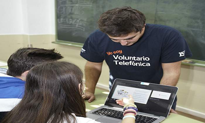 Dia-Mundial-de-la-Ciberseguridad_Voluntarios-Telefonica_3-low.jpg