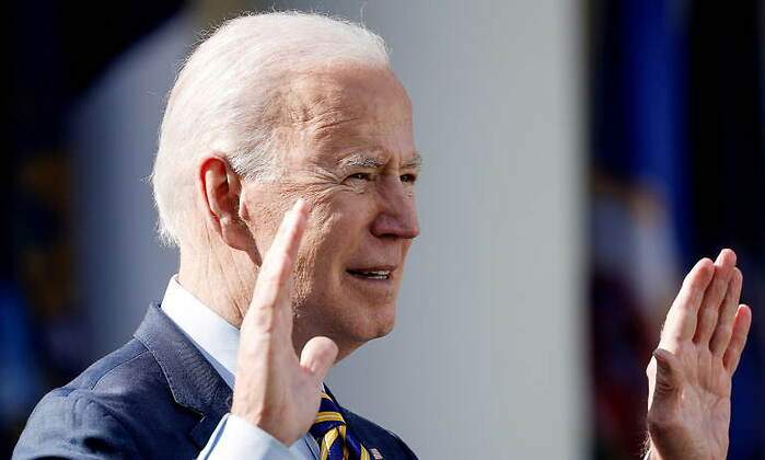 biden-manos-arriba.jpg