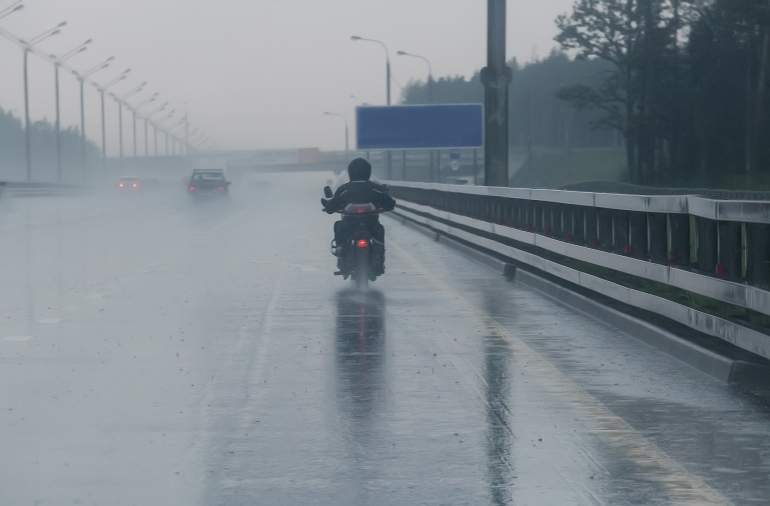 La lluvia es un elemento adverso para la conducción de motos.