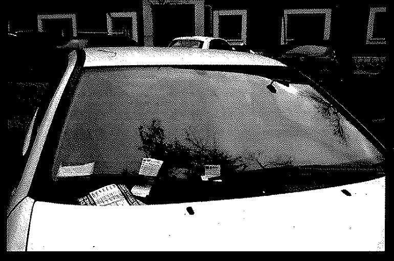 Multas acumuladas en el parabirisas del coche sancionado.