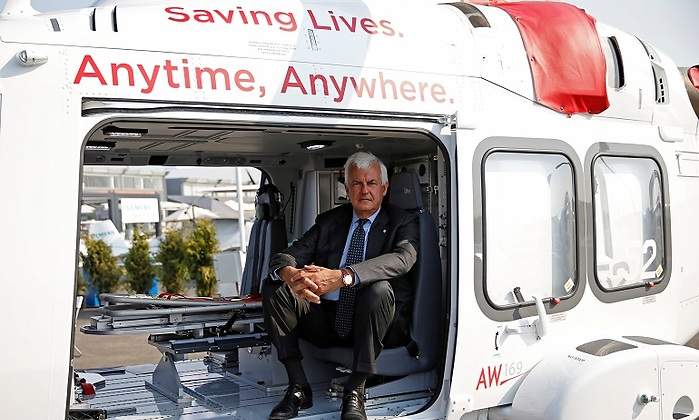 Alessandro-Profumo-CEO-Leonardo-a-bordo-de-un-helicoptero-AW169-en-2017-770x420-Reuters.jpg