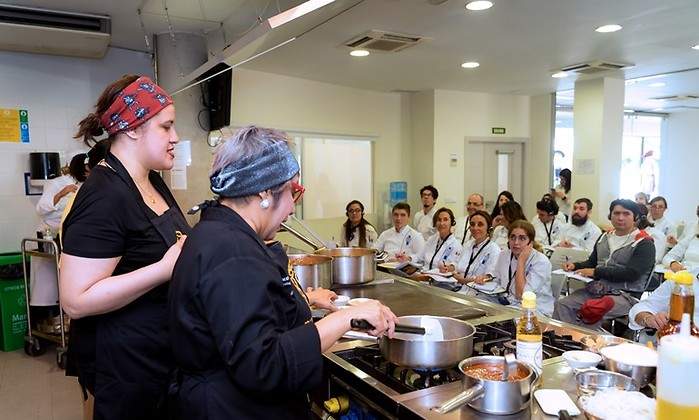 Las chefs tailandesas Nooror Somany Steppe y Sandra Steppe-Goswami imparten una masterclass