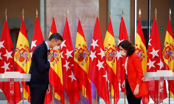 sanchez-ayuso-banderas-saludo-efe.jpg