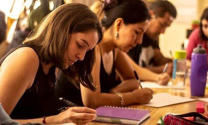 Personas escribiendo
