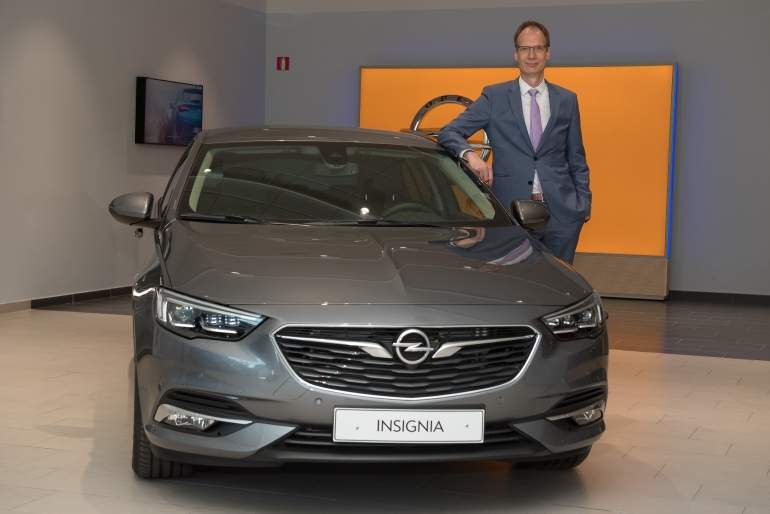 Lohscheller en un concesionario de Opel en Madrid.