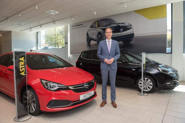 Lohscheller en un concesionario de Opel en Madrid.
