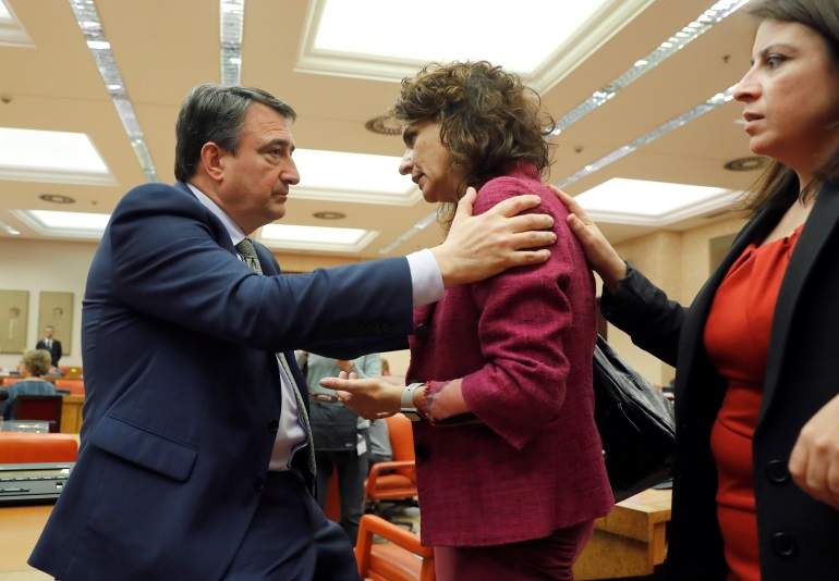 María Jesús Montero charla con Aitor Esteban y Adriana Lastra