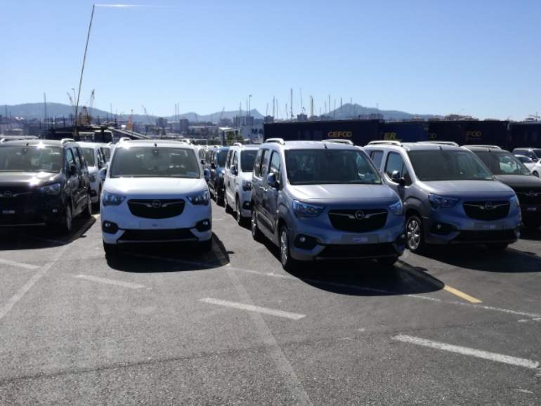 Unidades de Opel Combo almacenadas en la campa del Puerto de Vigo.