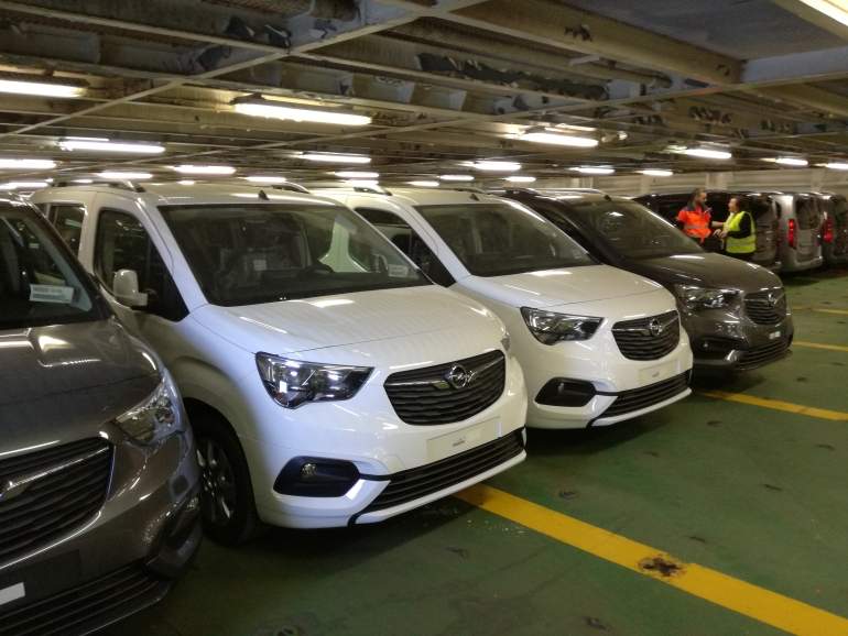Opel Combo dentro del barco que los transportará a Francia.