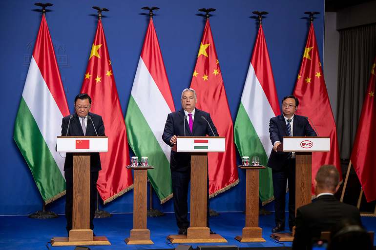 El Primer Ministro húngaro, Viktor Orban, habla durante una rueda de prensa conjunta con Wang Chuanfu, Presidente y Consejero Delegado del fabricante de automóviles chino BYD, y el Gobernador del Gobierno Provincial de Guangdong, Wang Weizhong, en Budapest, Hungría