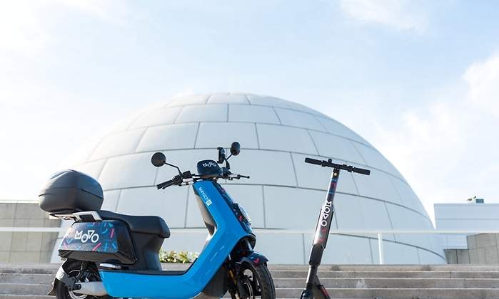 Una moto y un patinete de Movo