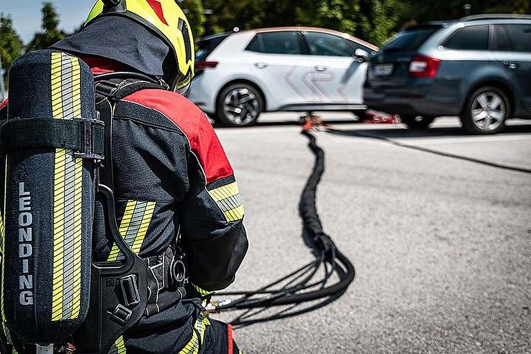 Una vez colocado debajo del coche toda la operación se puede realizar a unos 8 metros de distancia