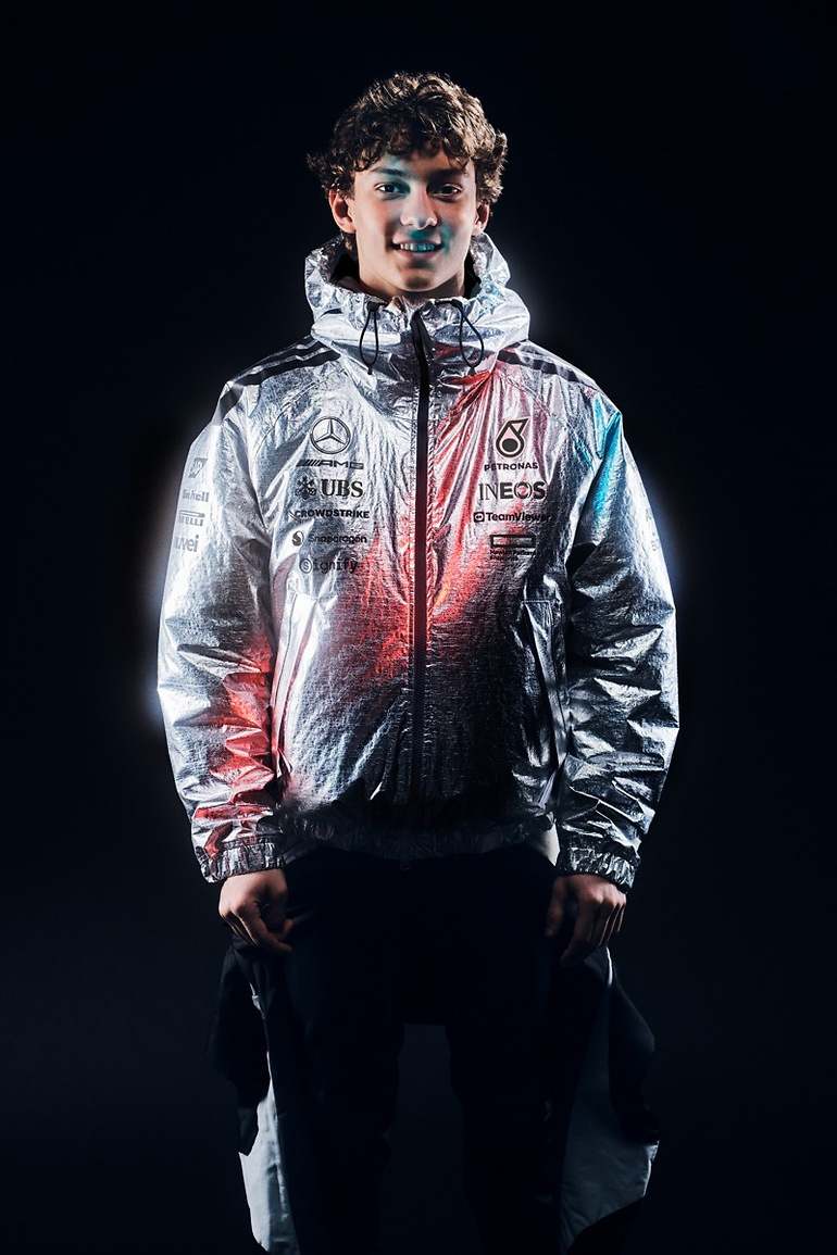 El piloto debutante de Formula 1 Kimi Antonelli con la chaqueta refrigerada