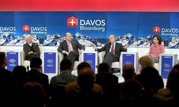 Ray Dalio en Davos junto a Ana Botn derecha y Christine Lagarde izquierda en 2015