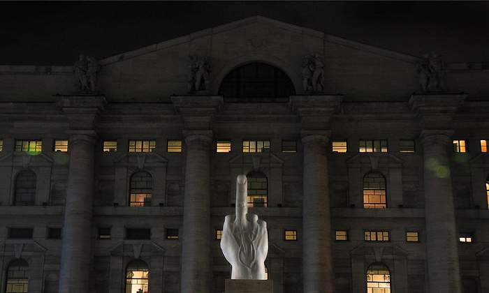 bolsa-milan-dedo-noche-edificio-dreamstime.jpg