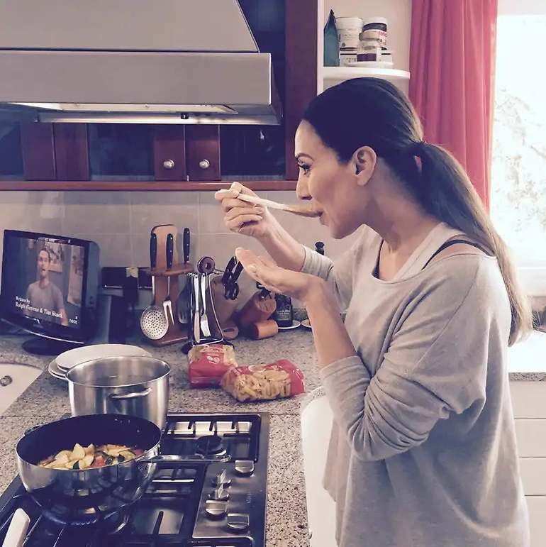 Mónica Naranjo cocinando en su cocina