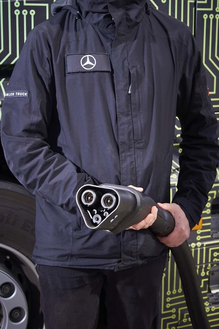 El estándar MCS tiene conector de forma específica, para no confundirse con el CCS de los automóviles, y funciona a 800 voltios