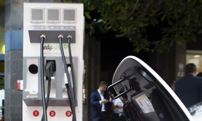 Un-vehiculo-recargando-en-uno-de-los-puntos-rapidos-de-EDP.jpg
