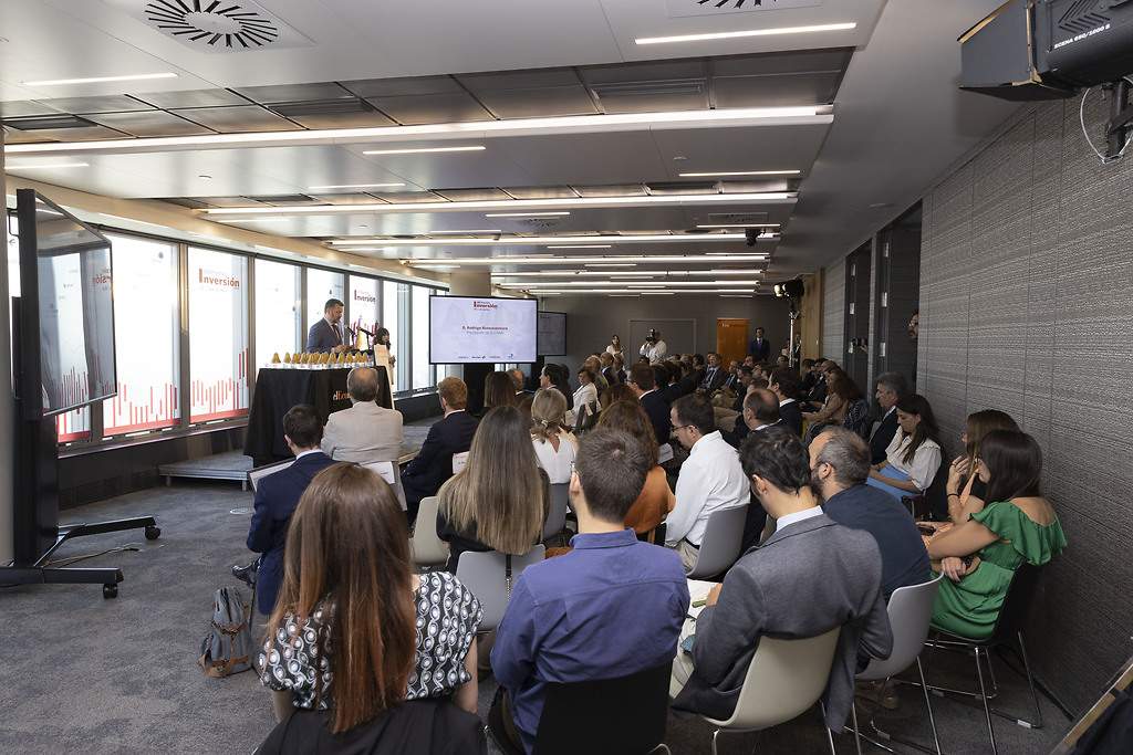 Ambiente de la sala durante la intervención de D. Rodrigo Buenaventura, presidente de la CNMV.
