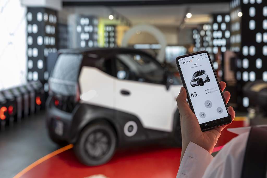 Silence 04. A través de la App My Silence, podrás accedes a muchas funciones del vehículo, como abrir o cerrarlo desde el móvil, saber dónde se encuentra o los kilómetros restantes de autonomía.