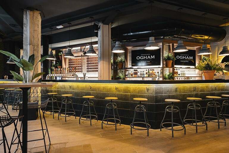 Barra de la cervecería Ogham de Barcelona.