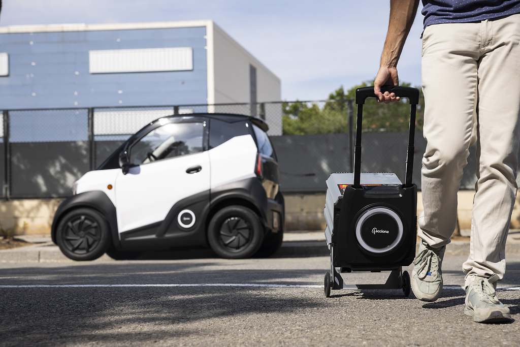 Silence 04. La marca replica el sistema de sus motos eléctricas, así las baterías pueden extraerse y transportarse en estructura de tipo trolley con ruedas, lo que se agradece ya que cada una pesa 41 kg.