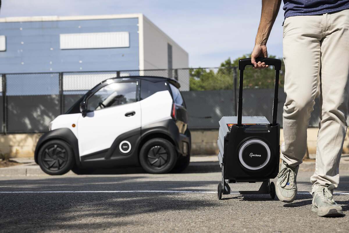 Silence 04. La marca replica el sistema de sus motos eléctricas, así las baterías pueden extraerse y transportarse en estructura de tipo trolley con ruedas, lo que se agradece ya que cada una pesa 41 kg.