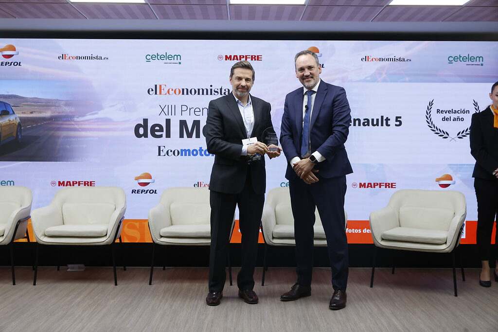 Juan Vilda, director Canal Acuerdos de Distribución de Mapfre entrega el premio a . Ignacio Rodríguez-Solano, director de relaciones institucionales de Renault Group y director de la fundación Renault Group España.