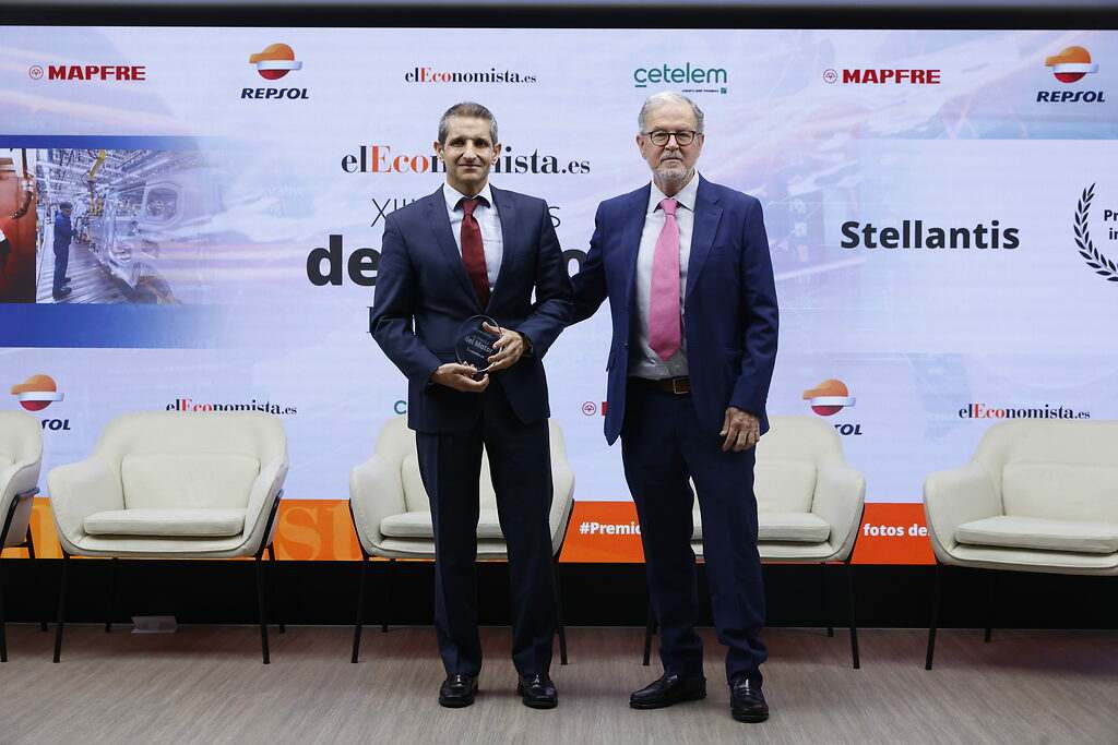 Carlos Cancela, redactor de Motor de elEconomista entrega el premio a Óscar Manuel Fernández Puente, director del Cluster de los segmentos pequeños y medianos de la Región Enlarged Europe de Stellantis.