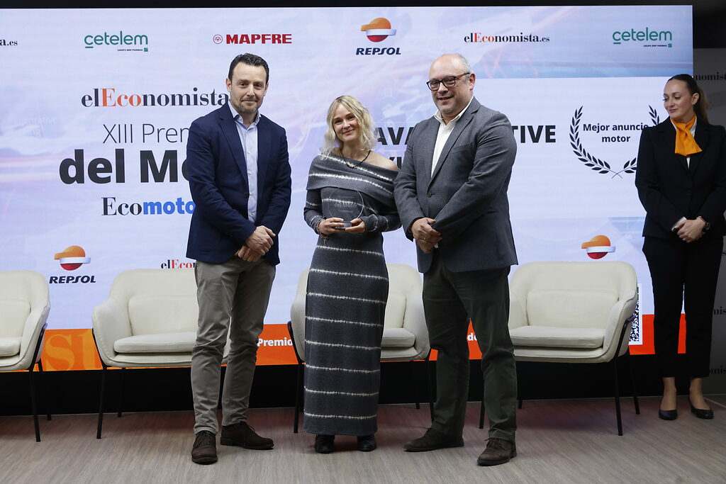 Gabriel González, director comercial de elEconomista entrega el premio a Rosa Galera, account Director de Havas Spain y Rubén Álvarez, Digital Manager de Hyundai.