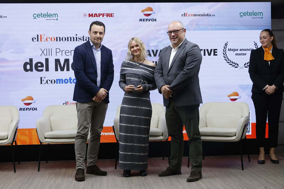 Gabriel González, director comercial de elEconomista entrega el premio a Rosa Galera, account Director de Havas Spain y Rubén Álvarez, Digital Manager de Hyundai.