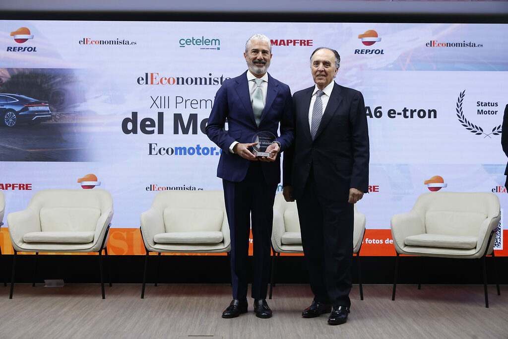 Gregorio Peña, presidente de Editorial Ecoprensa entrega el premio a Ignacio González, Director de Comunicación y Relaciones Externas de Audi España.
