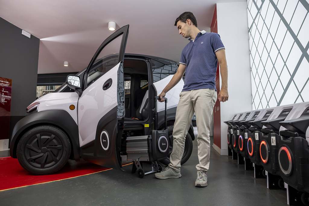 Silence 04. Las baterías se extraen del coche de manera fácil y rápida. Acudimos a uno de los "battery station" que hay por la ciudad, una vez hemos reservado la batería, y en unos 30 segundos realizamos la operación: dejamos la batería descargada y la cambiamos por una con carga.