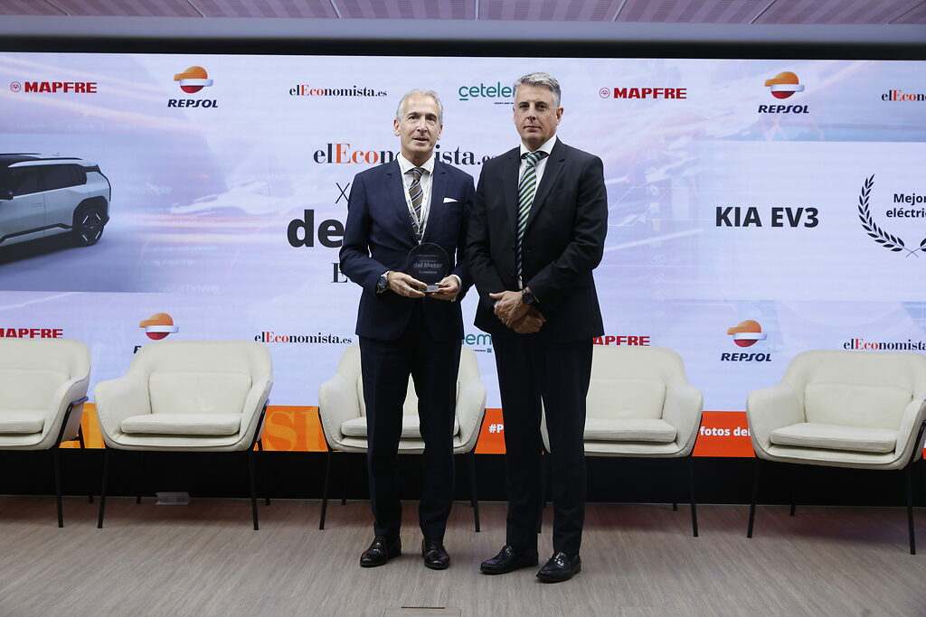 Jorge López Corda, director de Mobility de BNP Paribas Personal Finance España entrega el premio a  Emilio Herrera, presidente y CEO de Kia Iberia