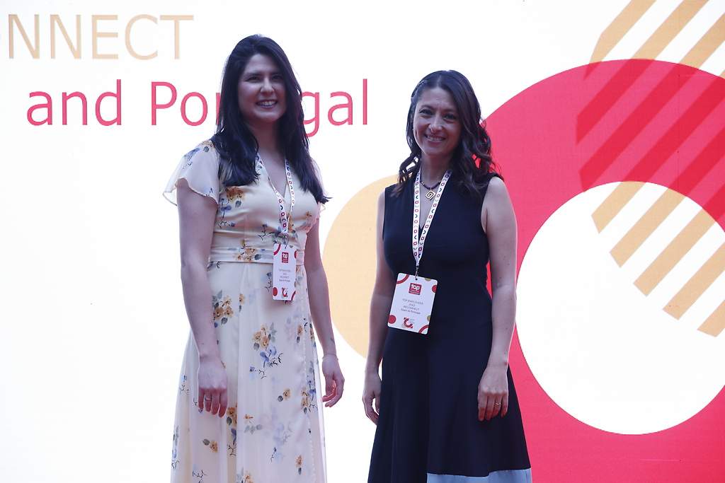 Monserrat Cordero y Juliana Castillo, representantes de Tata Consultancy Services