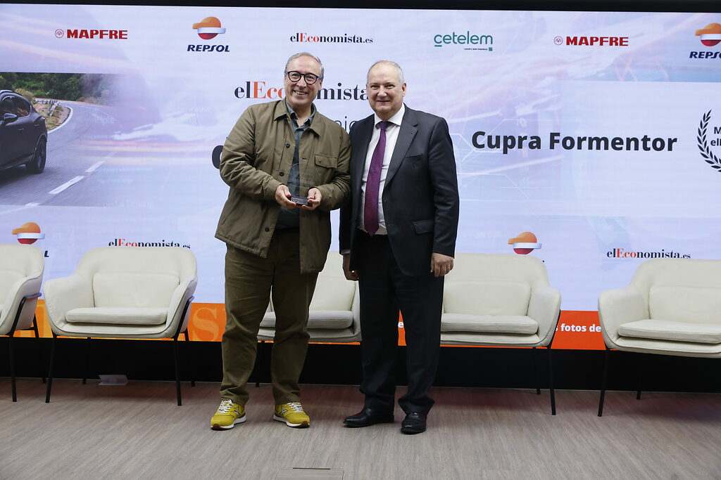Jordi Hereu, ministro de Industria y Turismo del Gobierno de España entrega el premio a Mikel Palomera, director general de SEAT y CUPRA España.