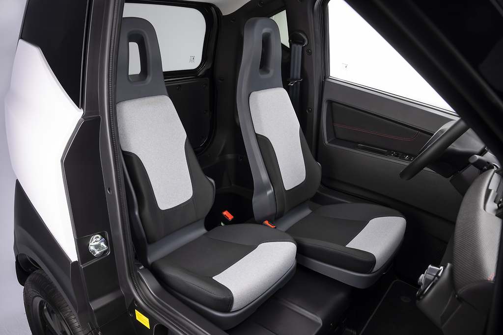 Silence 04. Los dos asientos disponibles no se encuentran al mismo nivel, perfecto para que piloto y copiloto viajen más holgados.
