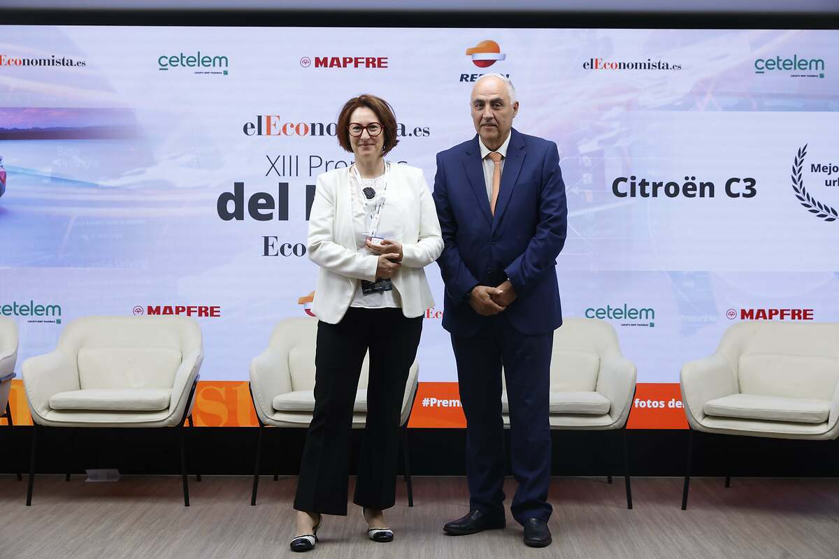 Amador G. Ayora, director de elEconomista entrega el premio a Cristina Pérez, directora de marketing de Citroën en España.