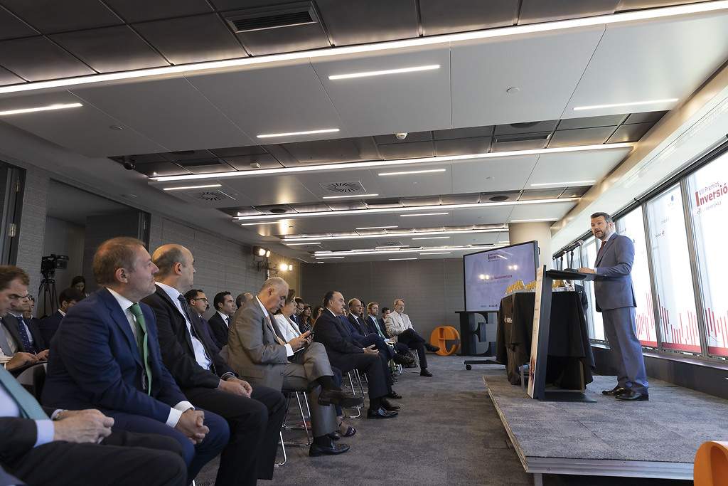 Ambiente de la sala durante la intervención de D. Rodrigo Buenaventura, presidente de la CNMV.