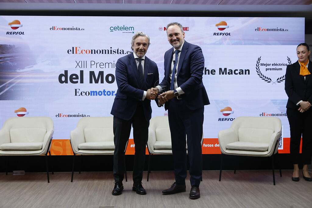 Juan Vilda, director Canal Acuerdos de Distribución de Mapfre entrega el premio a Tomás Villén, CEO de Porsche Ibérica.