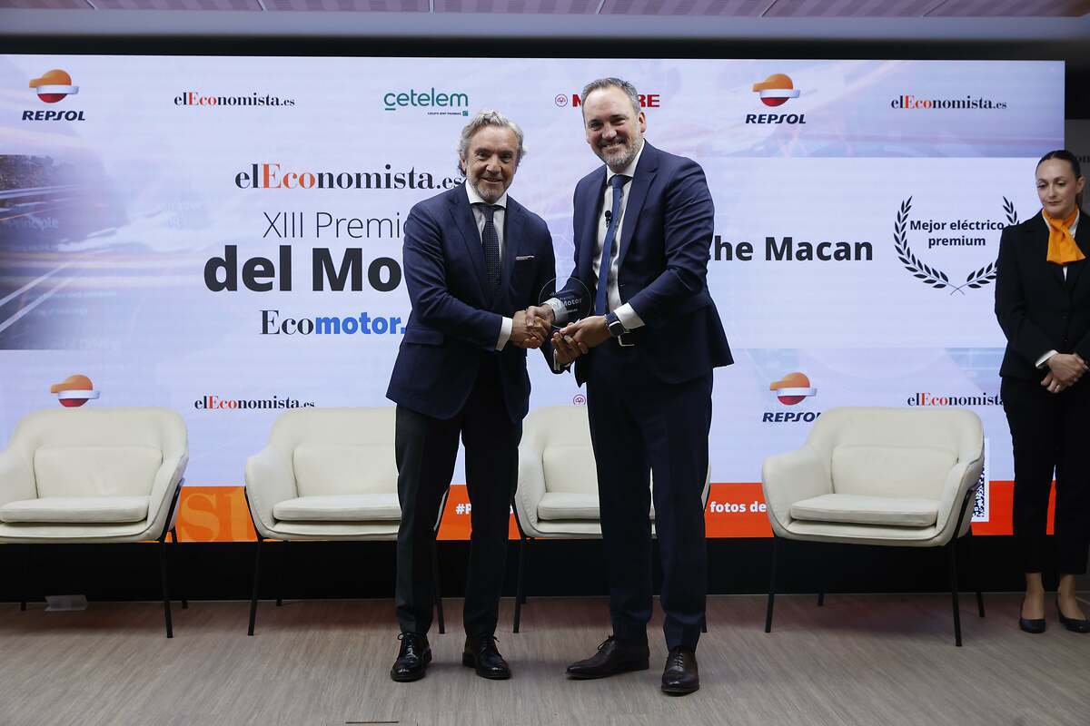 Juan Vilda, director Canal Acuerdos de Distribución de Mapfre entrega el premio a Tomás Villén, CEO de Porsche Ibérica.